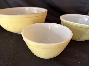 lot 224 image: Vintage 1950s Pyrex Mixing Bowls - Set of 3