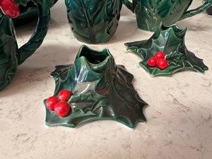 lot 309 image: Vintage Green Lefton Service for 5 - Five Dinner Plates, 5 Cups and Saucers, 2 Candle Holders, Covered Sugar, and Small Cup