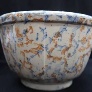 lot 21 image: VINTAGERED WING BOWL SPONGEWARE PATTERN PANEL BOWL