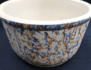 lot 22 image: VINTAGERED WING BOWL SPONGEWARE PATTERN PANEL BOWL
