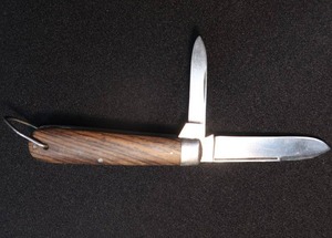 lot 32 image: REMINGTON UMCFOLDING KNIFE POSSIBLE ORIGINAL
