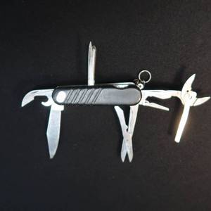 lot 34 image: WENGER SWISS ARMY KNIFE