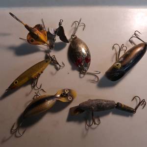 lot 53 image: VINTAGE LURES ASSORTED