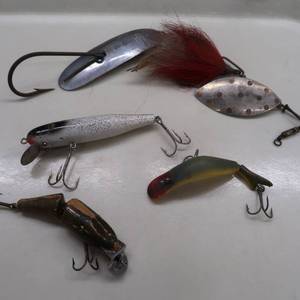lot 65 image: VINTAGE LURES LOT OF 5