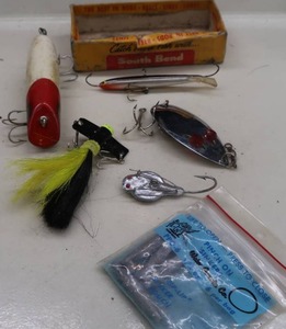 lot 80 image: VINTAGE LURES AND SINKERS