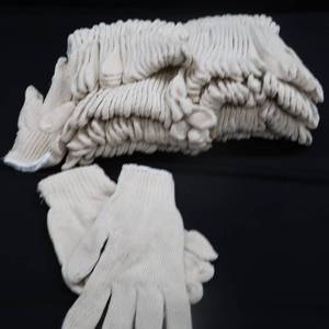 lot 101 image: NEW KNIT GLOVES