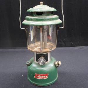 lot 102 image: VINTAGE COLEMAN LANTERN MODEL 220J
