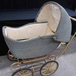 lot 103 image: VINTAGEANTIQUEBABY BUGGY