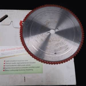 lot 135 image: INDUSTRIAL SAW BLADE NEW WITH BLADE PROTECTOR