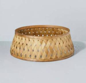 lot 146 image: Make your tree stand out this year - Christmas Tree Stand & Woven Collar