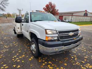 lot 4 image: 2005 Chevrolet Silverado 3500 Service Truck with Crane