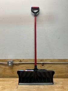 lot 44 image: SUNCAST 24 Snow Shovel