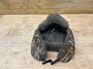lot 103 image: REAL TREE Winter Hat
