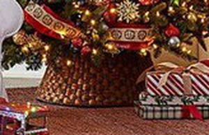 lot 37 image: Woven Seagrass Christmas Tree Collar, 26in NEW