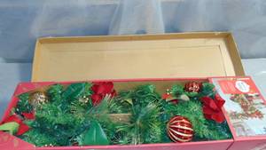 lot 26 image: Members Mark 9  Decorated Garland - Red