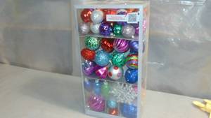 lot 28 image: MEMBERS MARK 76 COUNT SHATTERPROOF ORNAMENT COLLECTION NEW