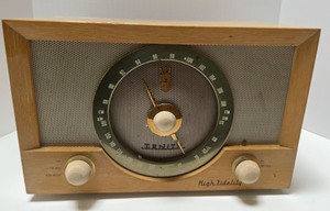 lot 3 image: Vintage Zenith Y832 High Fidelity Radio in blond wood case Works