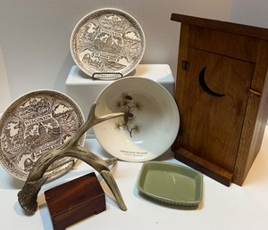 lot 25 image: Wisconsin Souvenir Outhouse Cabin Decor Lot