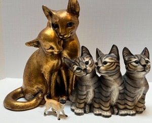 lot 42 image: MCM Anthony Freeman McFarlin Ceramic Cats & Tabby Figurines Harvey Knox