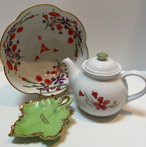 lot 50 image: 3 Serving Pieces Corelle Flower Scalloped Bowl, Vintage Souvenir Candy Dish, and Royal Cornwall Teapot