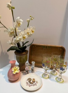 lot 51 image: Floral Arrangement, Folkart Wood Tray, Hand Painted Glasses & Rooster Plate