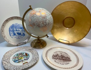 lot 56 image: GLOBE, Gold Gilt Plate & Souvenir Collectible Plates