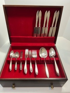 lot 65 image: Vintage Oneida ADAM Pattern Art Deco Community Silver Plate Flatware 30 pcs & Box