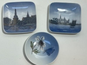 lot 67 image: Bing & Grondahl Scenic Square Round Plates Wall Decor