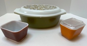 lot 86 image: Vintage PYREX Kitchen Collectibles, Verde Olives Covered Casserole & MCM Refrigerator Dishes