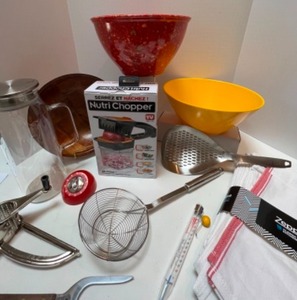 lot 107 image: KITCHEN Utinsels Fun Confetti Bowl, Hand Chopper and More