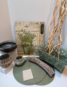 lot 112 image: Variety of Home Decor - &nbspStudio Pottery & Unusual Wood Pieces