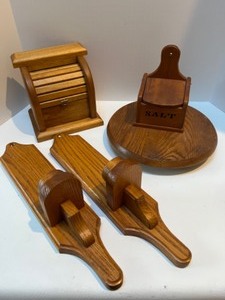 lot 122 image: Handcrafted Oak Wood Candlestick Holders, Salt Box & Lazy Susan