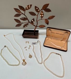 lot 130 image: Lot of PEARL Jewelry Vintage & New, MALLORACA Cased Necklace Strand