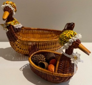 lot 142 image: Set of 2 Retro Woven Wicker Rattan Duck Baskets