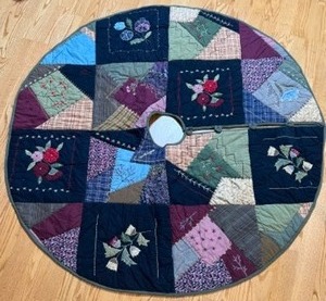 lot 147 image: Quilted Folkart Patchwork Christmas Tree Skirt