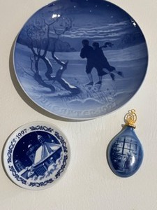 lot 148 image: Antique B & G - Bing & Grondahl Royal Copenhagen Christmas Collectibles