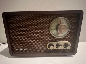 lot 191 image: Victrola Willow AMFM Vintage Looking Radio Model No. VRS-2800 Working
