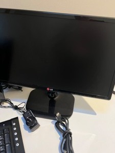 lot 175 image: Computer Equipment 18 Dynex Screen, 21 LG Screen, 19 12 Asus Gaming Keyboard