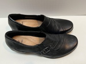 lot 207 image: EARTH ORIGINS Slip on Black Leather Comfort Loafers Ladies Shoes sz 9 M