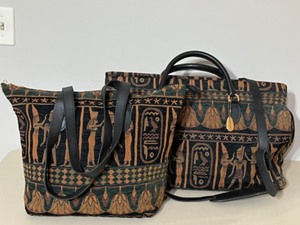 lot 214 image: Vintage Gevive by Boyt - Egyptian Tapestry Duffle Zipper Bag & Matching Tote Bag