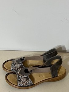 lot 204 image: New Out of Box REIKER Elastic Strap SANDALS Comfort Bottoms Ladies Sz 9 M