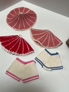 lot 234 image: 5 Vintage Crocheted Kitschy Hot Pads