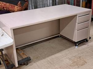 lot 332 image: Metal Office Desk 3-drawer