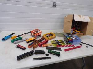 HO Scale Train Engine with Cars Tracks and Accessories