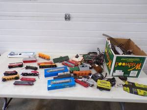 HO Scale Train Engine with Cars Tracks and Accessories