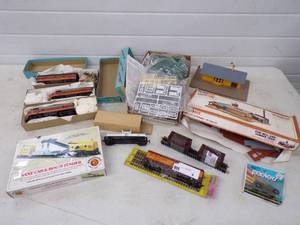 HO Scale Train Engines and Accessories