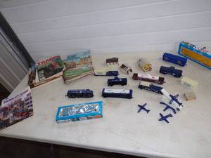 HO Scale Air Force Train with Books and Magazines