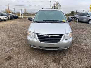 lot 12 image: 2006 Chrysler Town & Country