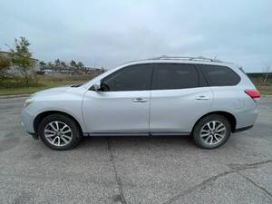 2013 Nissan Pathfinder SV - 4X4