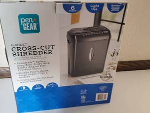 lot 91 image: Pen Gear 6 Sheet Crosscut Paper Shredder--Shred Safe